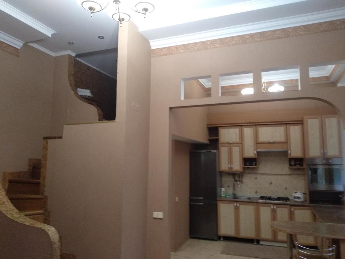 Apartment on Evgena Konovaltsya 3 Loetsk Buitenkant foto